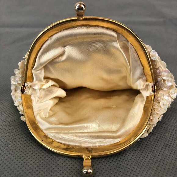 Vintage White Beaded and Sequined Small Clutch Coin Purse Made in Hong Kong - Picture 5 of 5